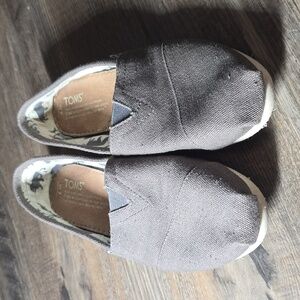Gray Toms Women's Slip on Shoes. Size 7.